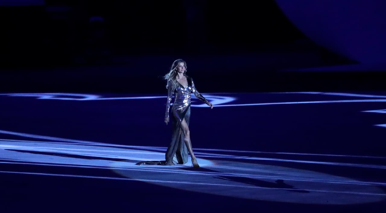 La modelo Gisele Bundchen en su última pasarela, nada menos que la Inauguración de Rio 2016.