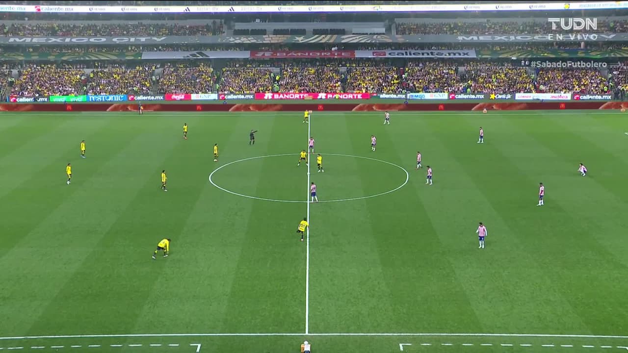 Arranca el partido y la pelota está en juego.