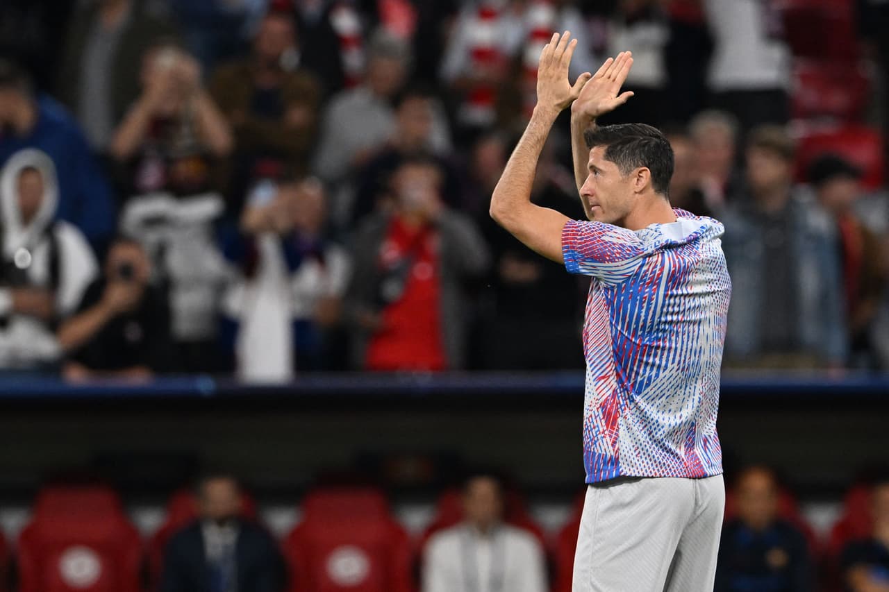 Robert Lewandowski apaudió a la afición del Bayern.