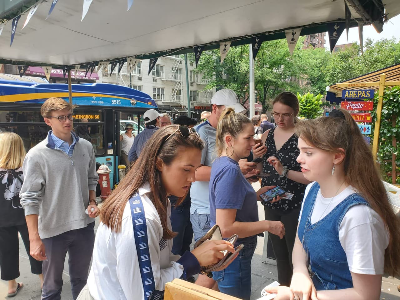 Los fanáticos del Tottenham Hotspur se reunen en Flannery's, el bar oficial de la Peña del club en New York, para disfrutar la Final de la UEFA Champions League.
