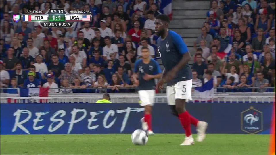 Tiro desviado de Kylian Mbappé