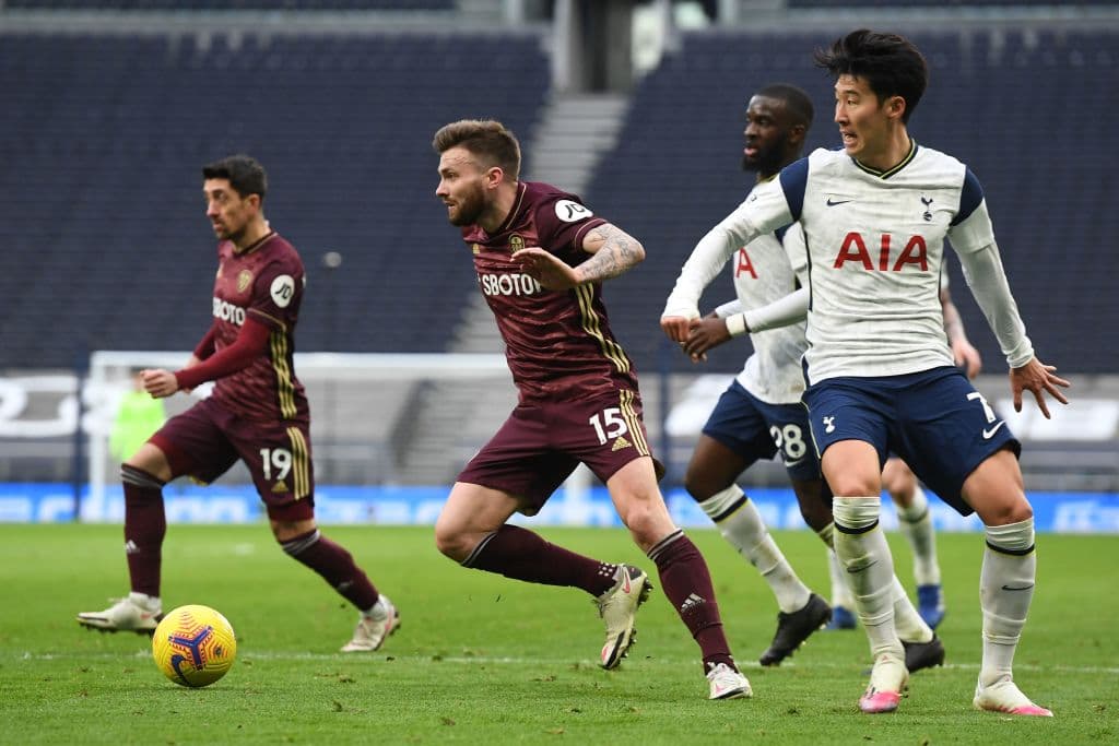 Tottenham se impone ante el Leeds 3-0. Los goleadores por parte de los Spurs fueron Harry Kane al minuto 29 tras cobrar un penal, Son Heung-min al 43 y, ya en el segundo tiempo, Tobey Alderweireld hacía el tercer tanto, durante la J17 de la Premier League.