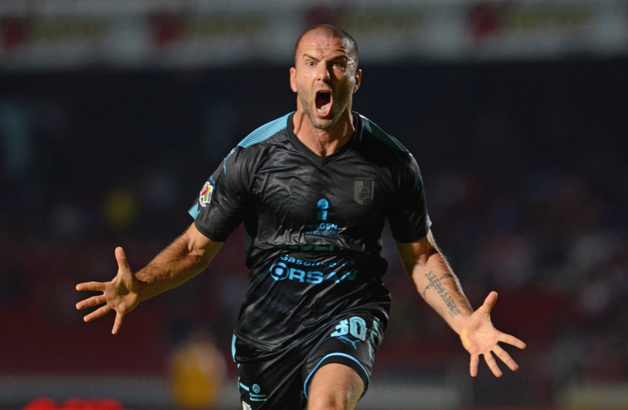 Emanuel Villa (Club Querétaro) - 35 años