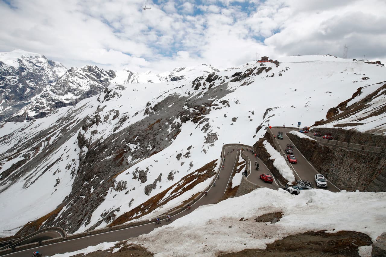 A mediados de carrera, en un recorrido exigente, Dumoulin se bajó de su bicicleta para ir a defecar al lado de la carretera.