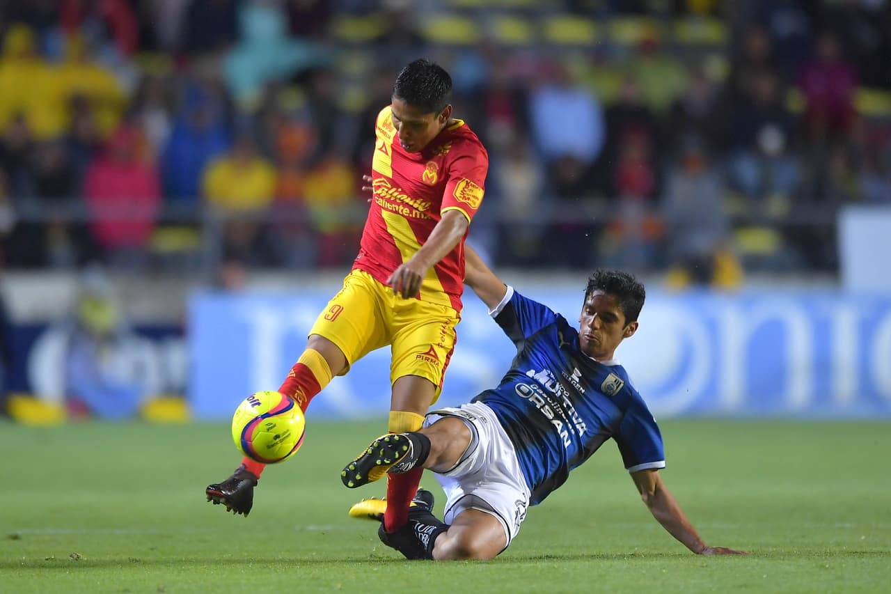 Action photo during the match Morelia vs Queretaro, Corresponding to Day 4 of the Closing Tournament 2018 of Liga BBVA Bancomer MX, at Morelos Stadium. Foto de accion durante el partido Morelia vs QUeretaro, Correspondiente a la Jornada 4 del Torneo Clausura 2018 de la Liga BBVA Bancomer MX, en el Estadio Morelos, en la foto: Raul Ruidiaz de Morelia y Jaime Gomez de Queretaro 26/01/2018/MEXSPORT/Isaac Ortiz.
