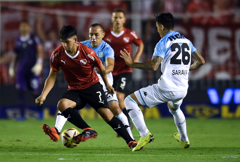 El partido se reanudó con un tiro libre en campo propio, el jugador cobró mientras seguía comiendo su plátano, incluso defendió con la fruta entre los dientes.