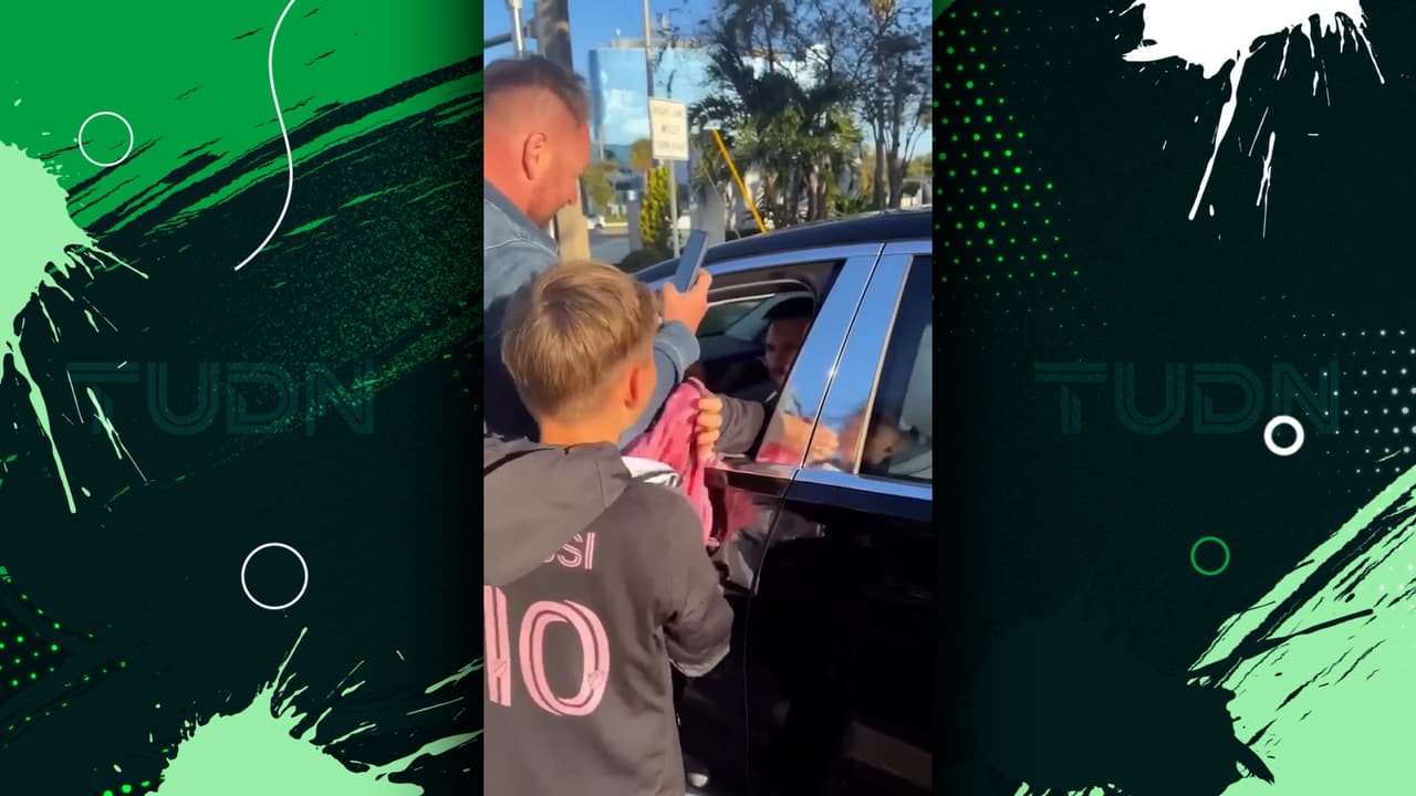 Messi firma autógrafo y cumple un sueño en un semáforo