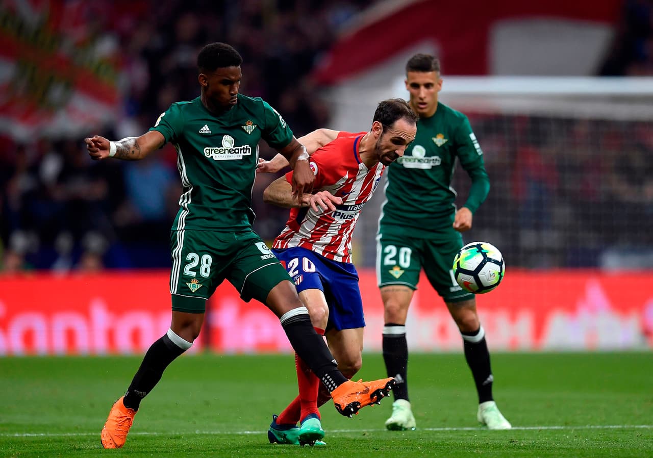 Con una línea de cinco defensas y cuatro volantes, Betis cerró los espacios de ataque para el local.