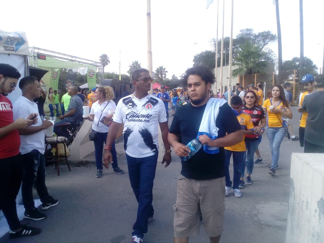 Fanáticos de Xolos de Tijuana en las afueras del Estadio Universitario previo al juego contra Tigres UANL por la jornada 2 del Apertura 2018.