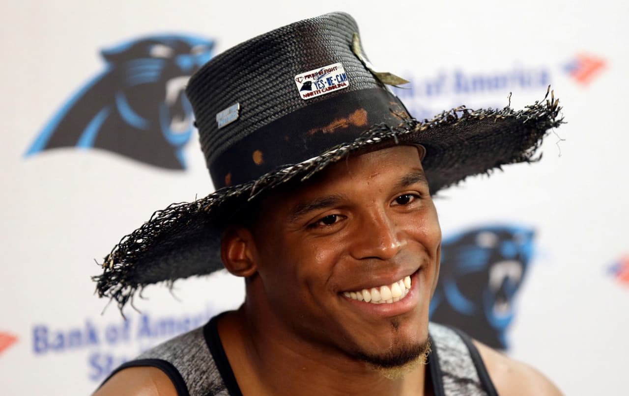<b>Cam</b>eron Jerrell
<b>Newton</b> celebra su cumpleaños número 28 este 11 de mayo y por ello quisimos mostrar cómo ha ido cambiando su
<i>look</i> durante las seis temporadas que lleva en la NFL. El quarterback de los
<b><a href="http://www.univision.com/deportes/nfl/carolina-panthers">Carolina Panthers</a></b> ha sorprendido en casi todas sus conferencias de prensa pues no escatima al momento de presentarse en público.