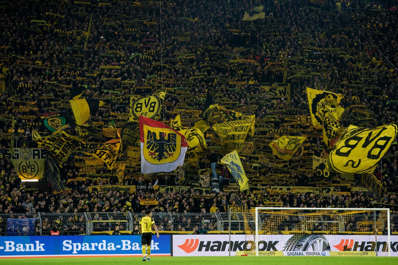 El Westfalenstadion es el nombre del Estadio del Borussia Dortmund, en español Westfalia.
