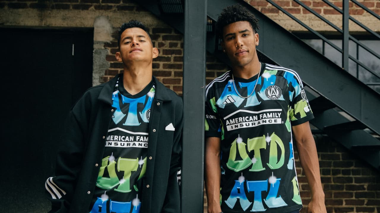 'The 404 Kit' presenta letras de estilo graffiti en azul y verde con las palabras ATL y UTD sobre una camiseta negra. El azul simboliza el amplio sentido de posibilidad de Atlanta, el verde es un guiño a la energía creativa de los años 90 dentro de la ciudad, y el negro representa el pasado histórico de la ciudad y su legado duradero.