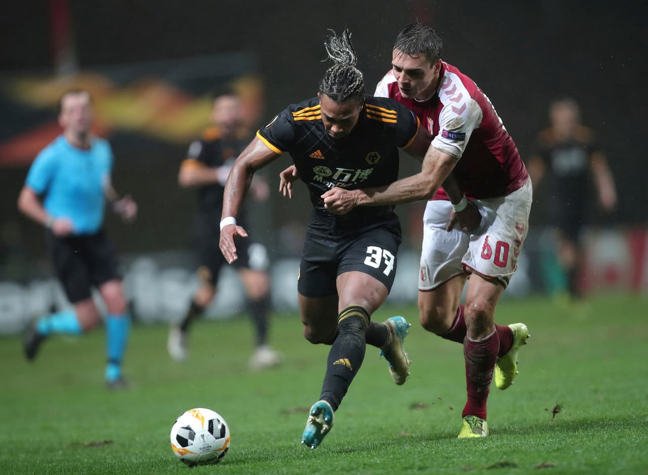 Joao Palhinha del Braga lucha por el esférico contra Adama Traore.