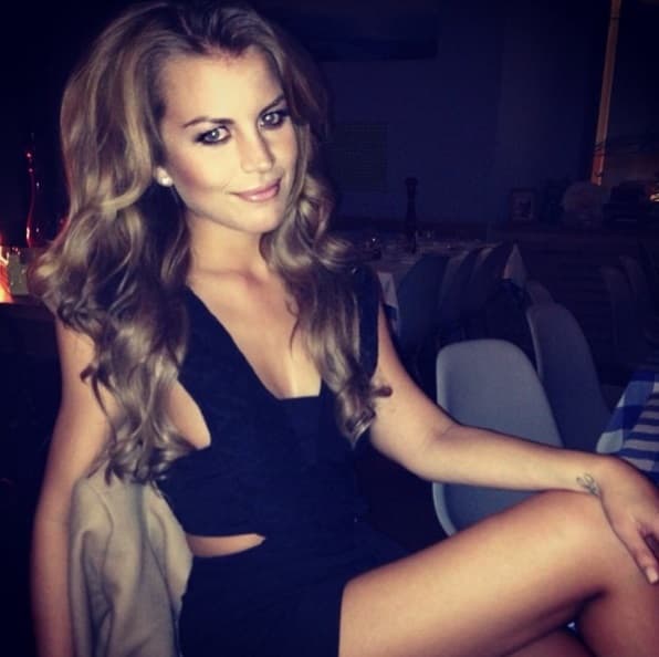 La bella modelo Ina Toennes, novia del futbolista del Schalke Dennis Aogo, fue nombrada como la wag más ardiente de la Bundesliga,