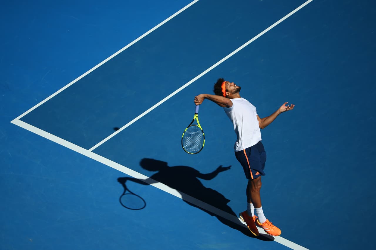Tsonga, que alcanzó la final de Melbourne en 2008, sufrió un duro castigo en un partido tenso por las emociones y la rivalidad, y al final del primer set le dijo a Wawrinka. "Es un partido de tenis, ok? solo un partido de tenis, relájate un poco"
