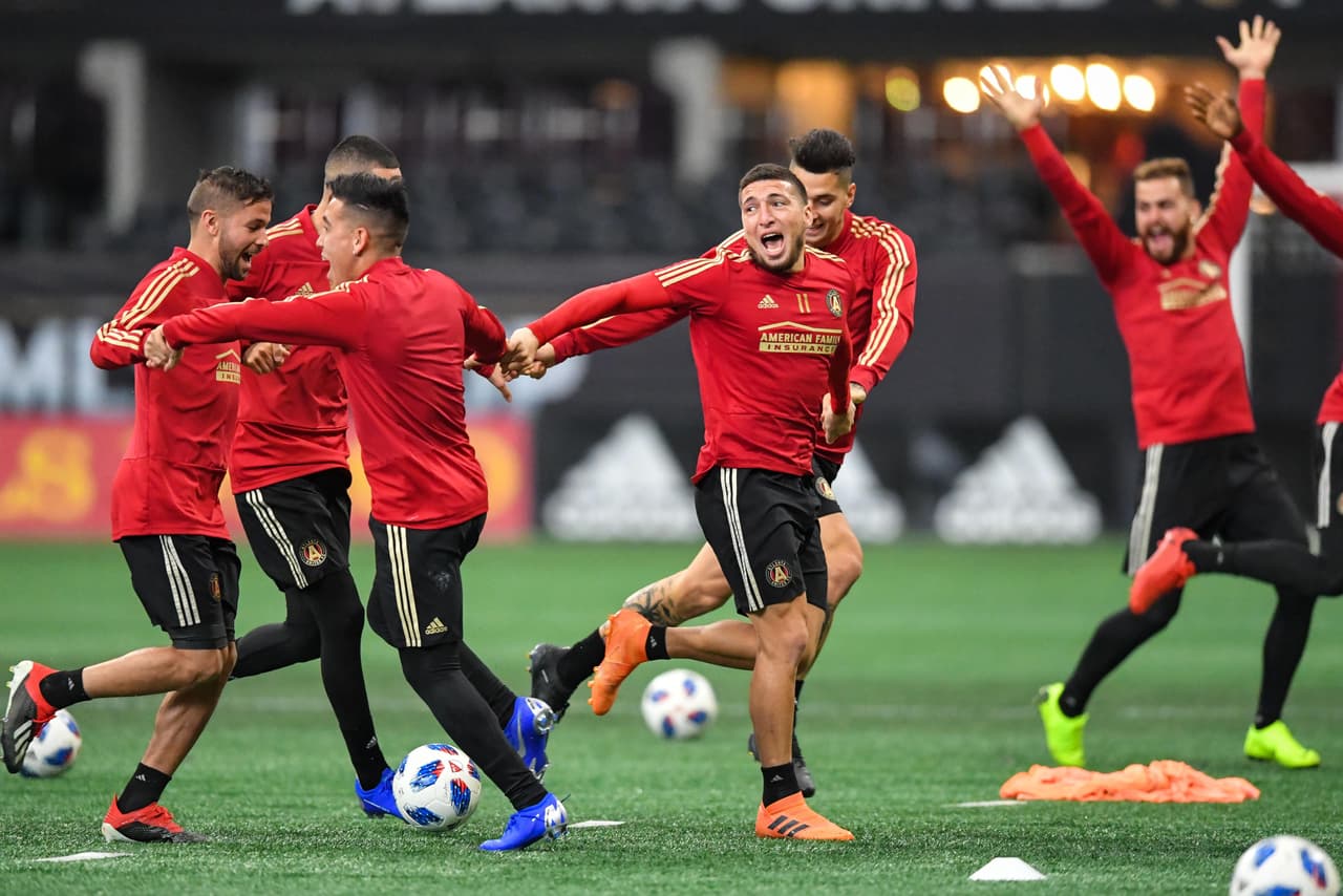 Entrenando en su estadio, el equipo aprovechó para hacer ejercicios recreativos.