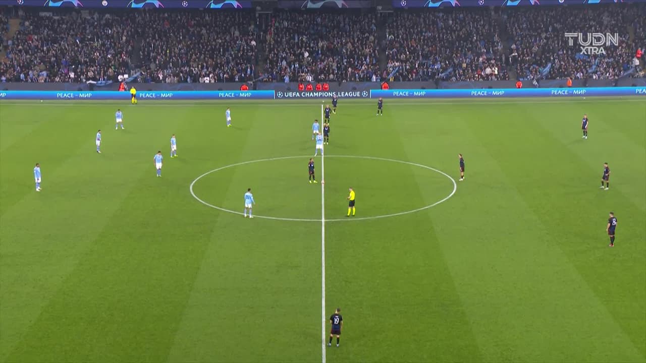 Arranca el partido y la pelota está en juego.