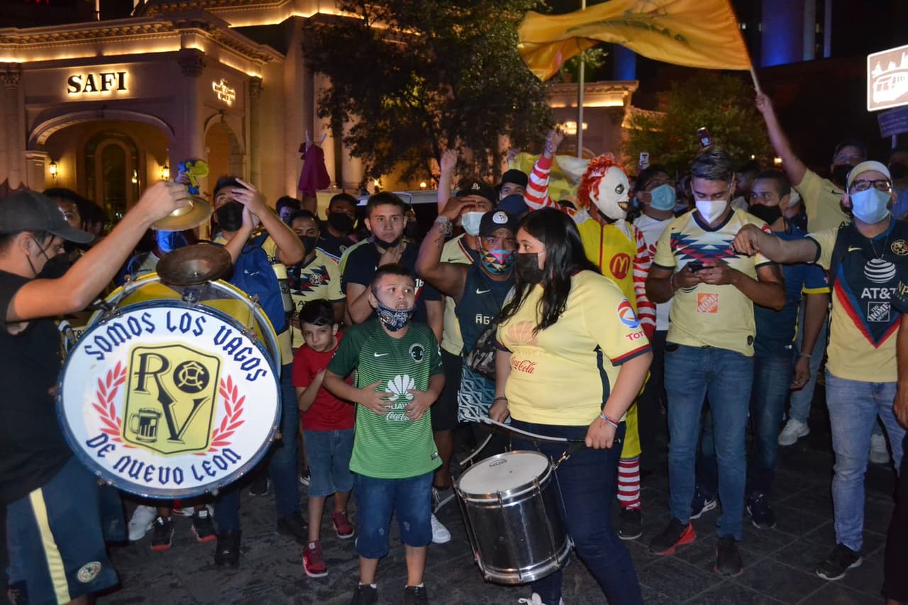 En vísperas de la final de la Concacaf Liga de Campeones donde las Águilas del América enfrentarán a Rayados de Monterrey, al rededor de 250 aficionados se dieron cita a las afueras del hotel de concentración del conjunto azulcrema. Los fans americanistas comenzaron a tocar tambores, cantar porras y encendieron bombas de humo cuando el equipo arribó a las instalaciones.