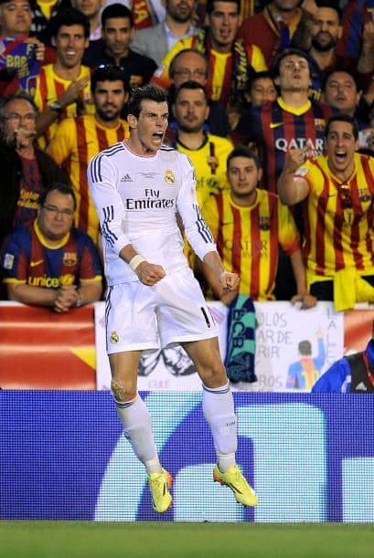 Gareth Bale (9): Rescató la versión demoledora del mejor jugador de Inglaterra, asumiendo el liderazgo que se le pedía y demostrando su calidad como futbolista en los momentos de verdad, para decidir una final. Lo buscó de forma incansable, lanzando carreras a sus rivales cada vez que le llegó el balón, hasta que marcó un gol para la historia a cinco minutos del final. Cuando el Barcelona apretaba en busca de la remontada tras empatar, enganchó la pelota y no la soltó; recorrió todo el campo a la velocidad de un tren y con la convicción de marcar uno de los goles de su carrera. Nadie pudo derribarle, explotó su punta de velocidad y batió por debajo de las piernas a Pinto. La modificación táctica de Ancelotti le condujo a jugar de segundo punta y brilló como nunca. Monopolizó gran parte de las ocasiones de su equipo, en ocasiones pecó de egoísmo pero al final encontró su premio más deseado.  