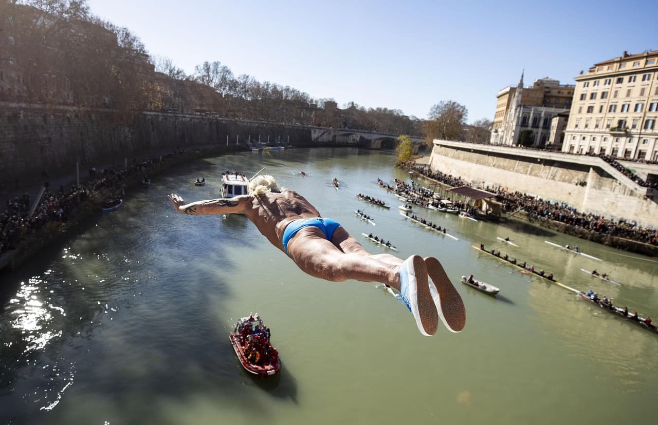 El italiano Maurizio Palmulli, conocido como 'Mister Ok', saltó desde el Puente Cavour sobre el río Tiber en Roma para celebrar el Año Nuevo.
