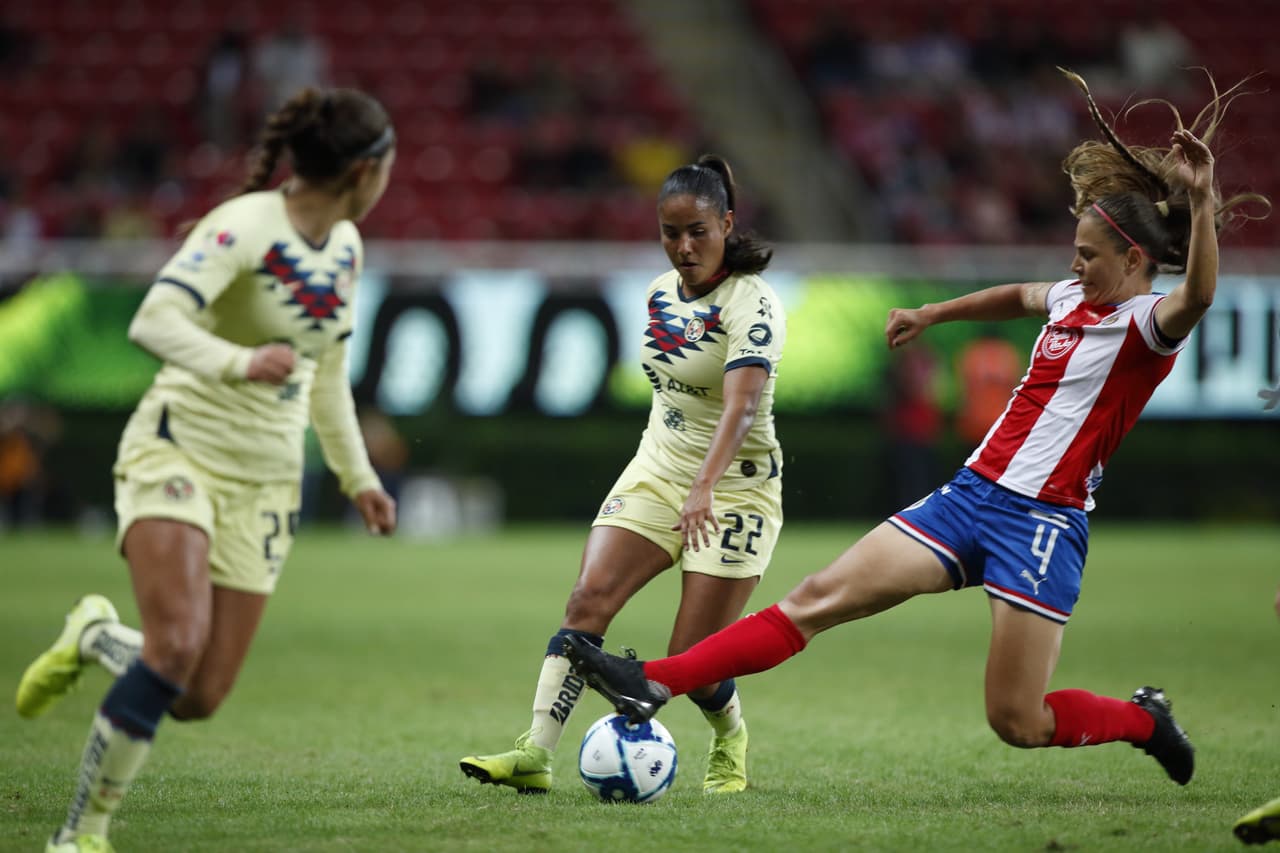 Con goles de Daniela Espinosa y Jennifer Muñoz, laságuilas se imponen 0-2 en su visita a las Chivas.