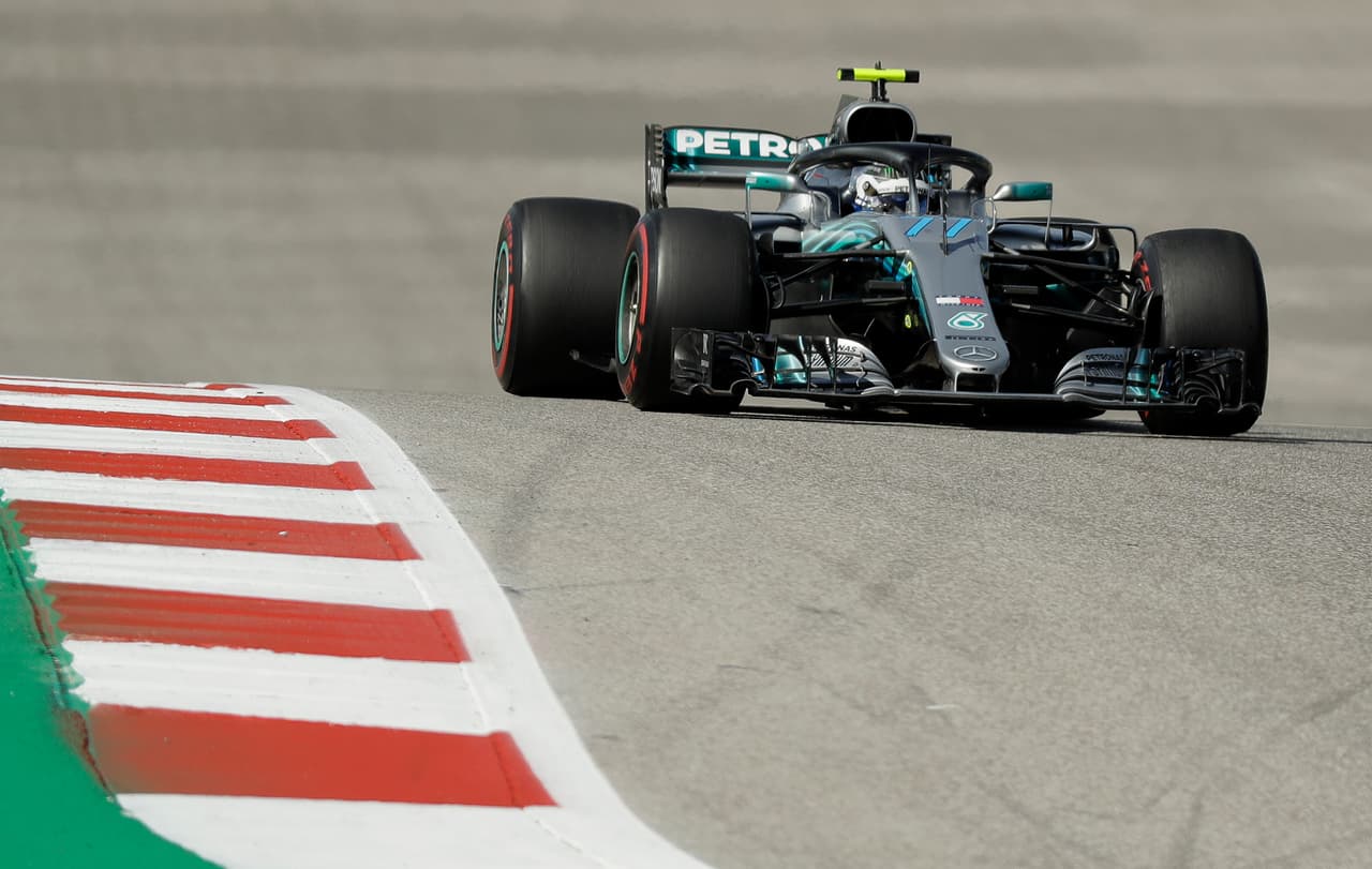 En la penúltima vuelta el finlandés Valteri Bottas no pudo defender el cuarto lugar que perdió por un sobrepaso de Sebastian Vettel.