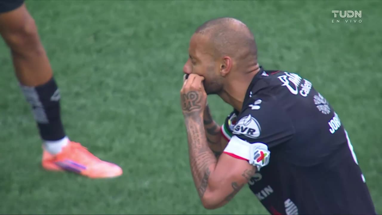 ¡El letal contragolpe de San Luis que acaba en golazo de Joao Pedro!