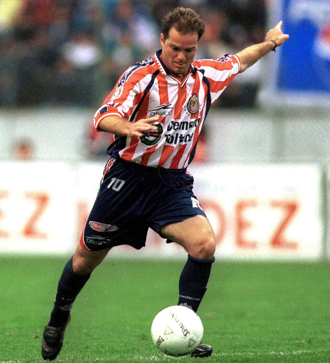 Al "Rebaño Sagrado" llegó tras jugar en el Atlante. Participó en 56 encuentros y anotó 20 goles.