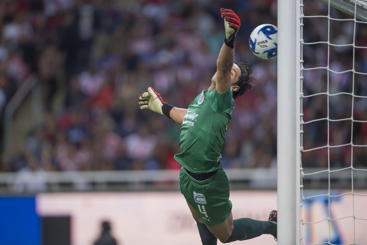 Así voló el guardameta rojiblanco pero el tiro iba al ángulo y no pudo evitar sacar el balón. Cruz Azul retomó la ventaja.