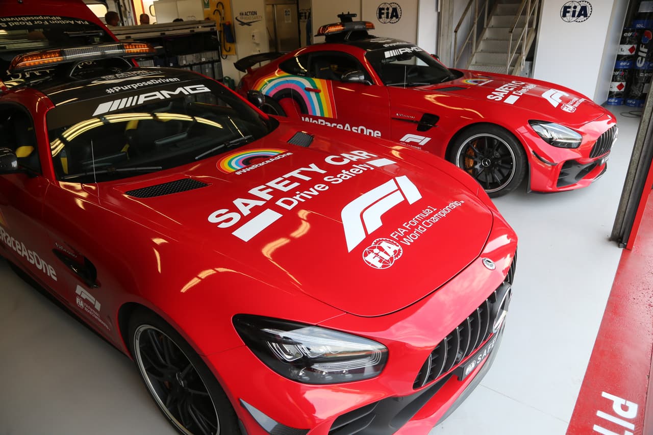 El carro de seguridad de Mercedes Benz se pinta de rojo en honor a las 1000 carreras de Ferrari para el Gran Premio de la Toscana que se correrá en el Circuito Mugello. Bernd Maylander es el piloto de este carro.