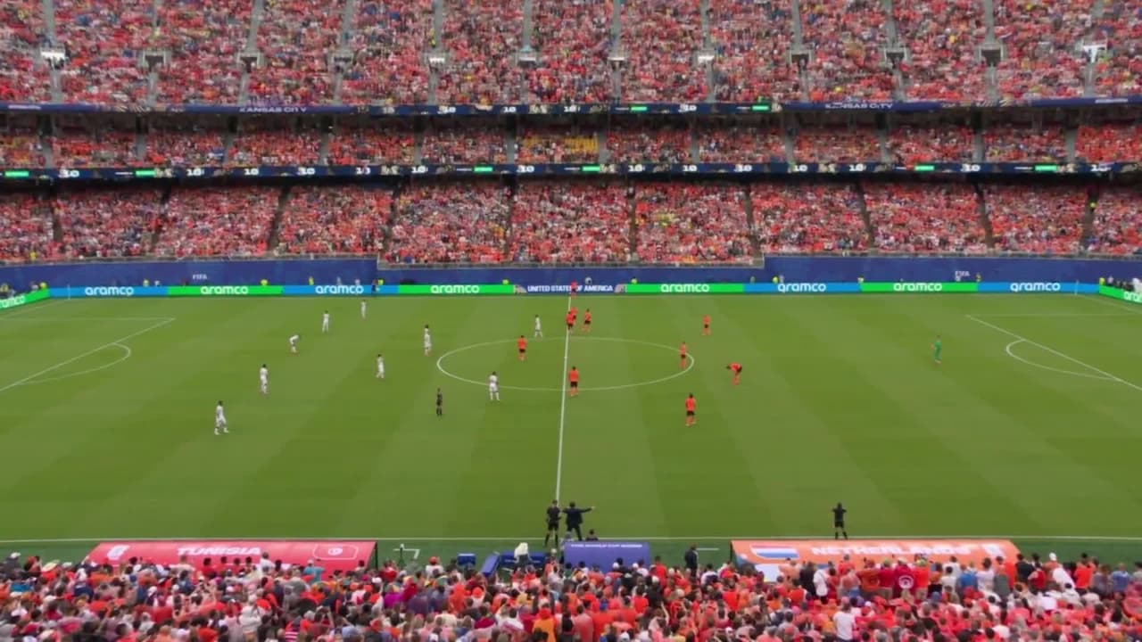 Arranca el partido y la pelota está en juego.