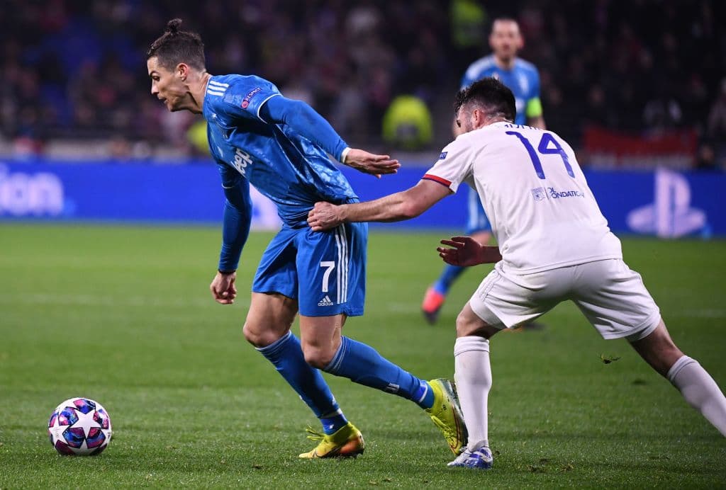 ¡Adiós cintura! El defendesor francés, Leo Dubois, mira impotente cómo se va Cristiano Ronaldo con el balón dominado.