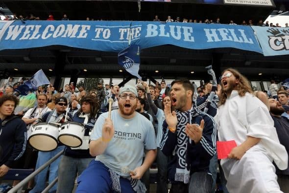 El Infierno Azul es el nombre que le dan los aficionados de Sporting Kansas City a su estadio, y donde se ubican las barras bravas se llama El Caldero (The Cauldron).