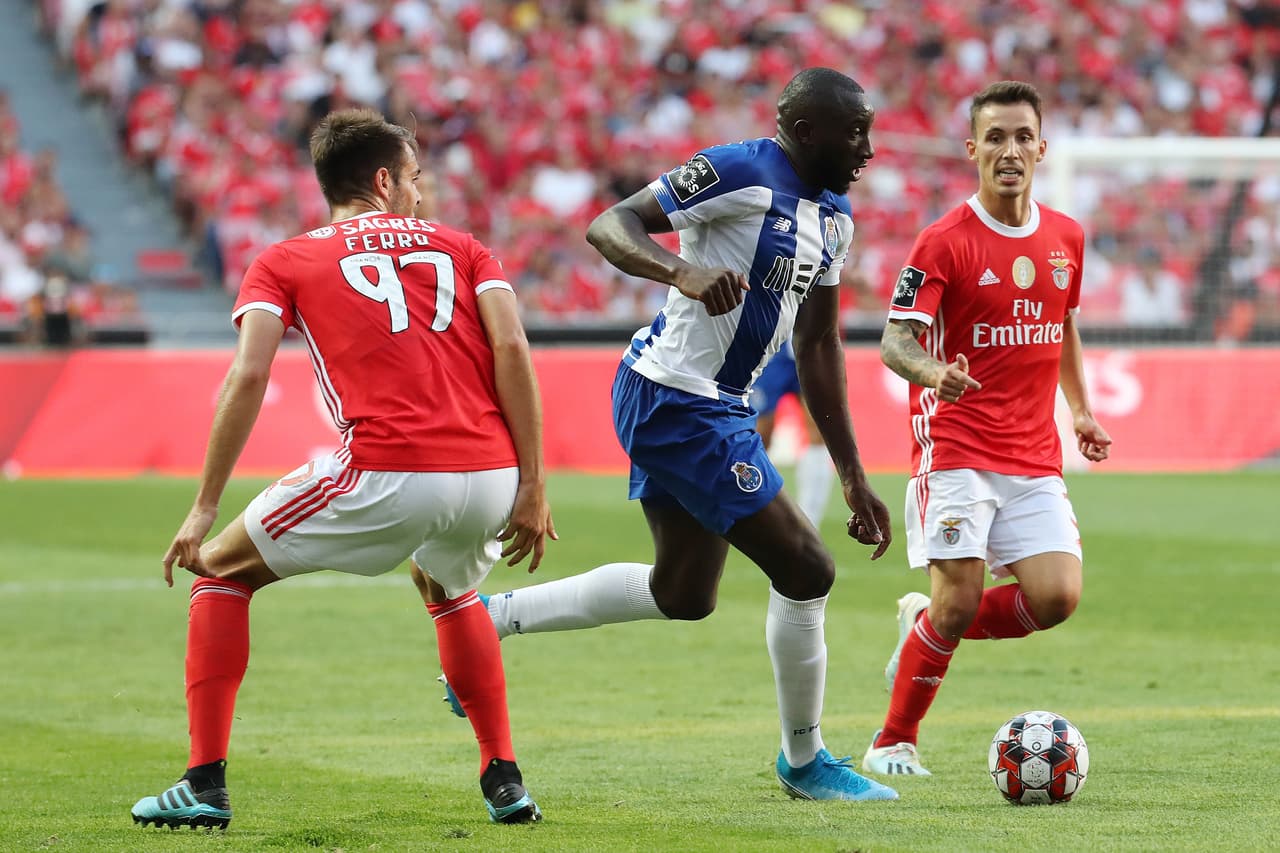 Porto conquistó Lisboa y venció 2-0 al Benfica para alcanzarlo en la cima de la clasificación. Marega y Zé Luís anotaron, mientras que Jesús Corona jugó todo el partido.