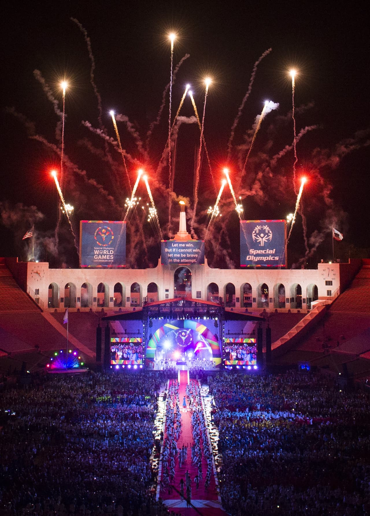 Y uno de los momentos más esperados fue cuando la Llama de la Esperanza iluminó el pebetero del Memorial Coliseum de Los Ángeles.