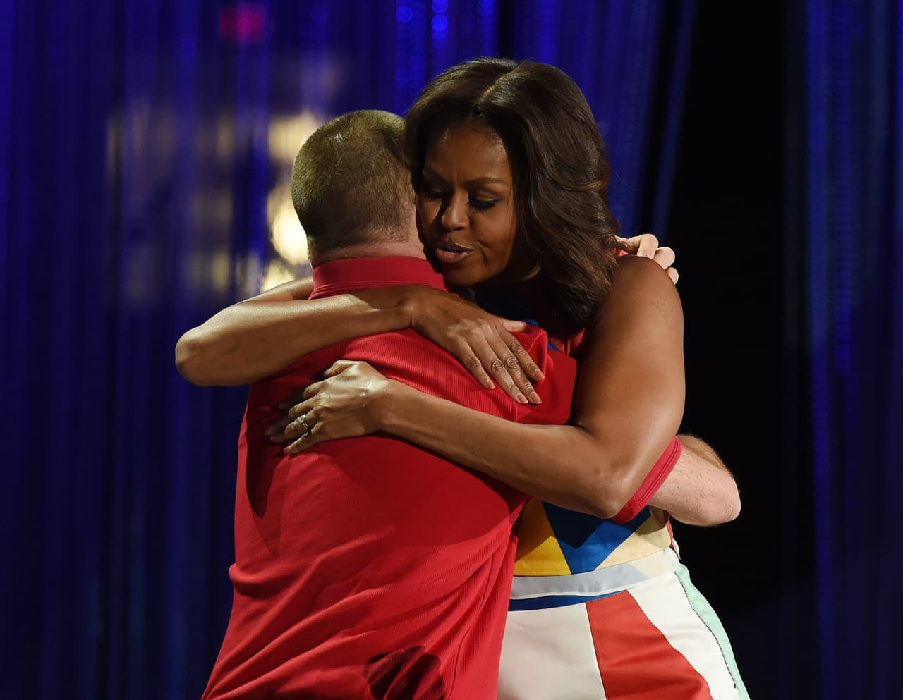 La primera dama presentó a Tim Harris, el dueño de un restaurante en Nuevo México quien sirve "desayunos, lunch y abrazos", dijo él agregando: "ella sabe el poder del abrazo", dando uno a la aclamada Michelle.
