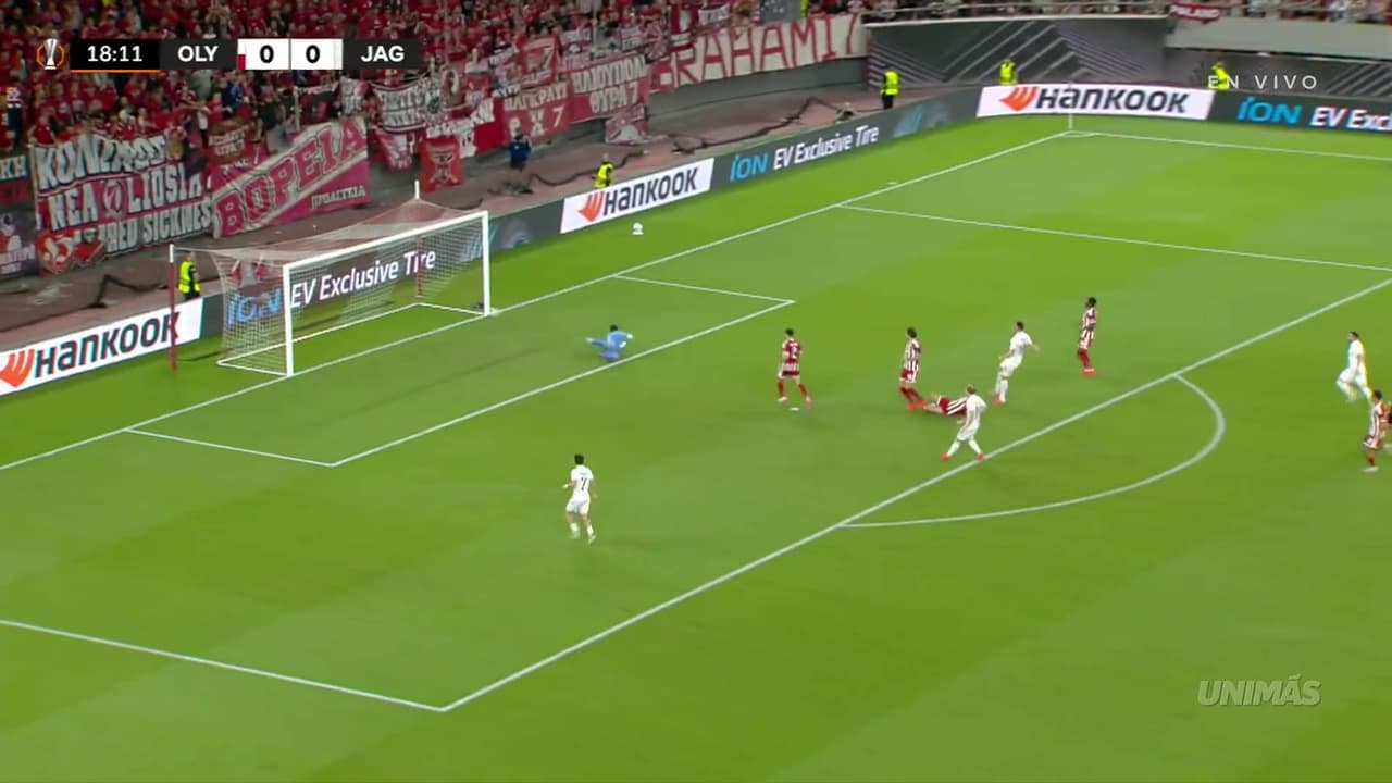 ¡Se salva Olympiakos! El poste evita el primer gol del partido
