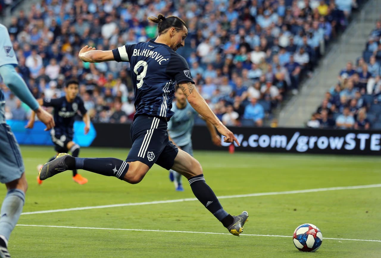 Para que llegara el sueco Zlatan Ibrahimovic a aprovechar y marcar el 2-0 y sentenciar el partido.