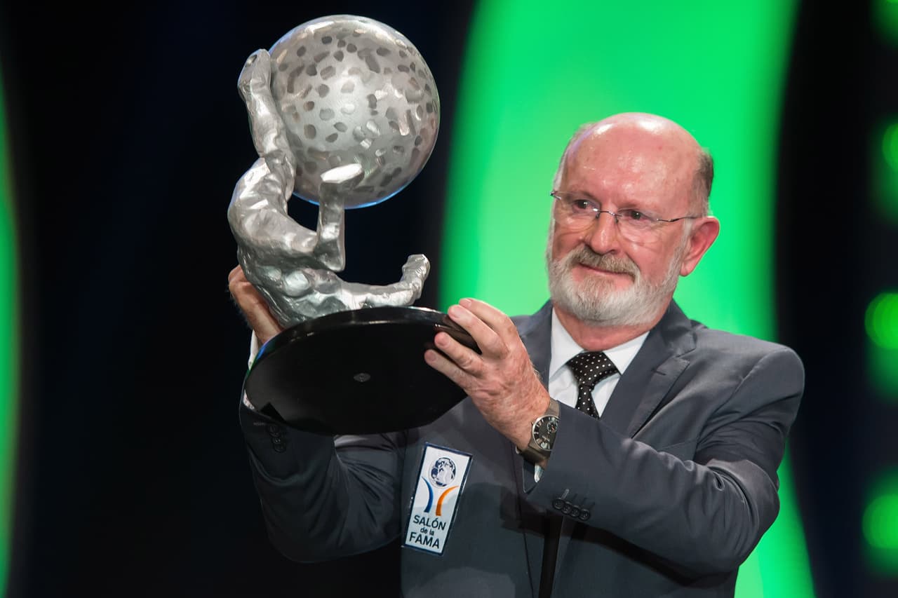 Manuel Lapuente, uno de los mejores entrenadores del futbol mexicano, logró títulos de liga y como seleccionador de México, consiguiendo el trofeo más importante a nivel selecciones: la Copa Confederaciones de 1999. En Liga MX, Manolo Lapuente hizo campeón al Necaxa, Puebla y América.