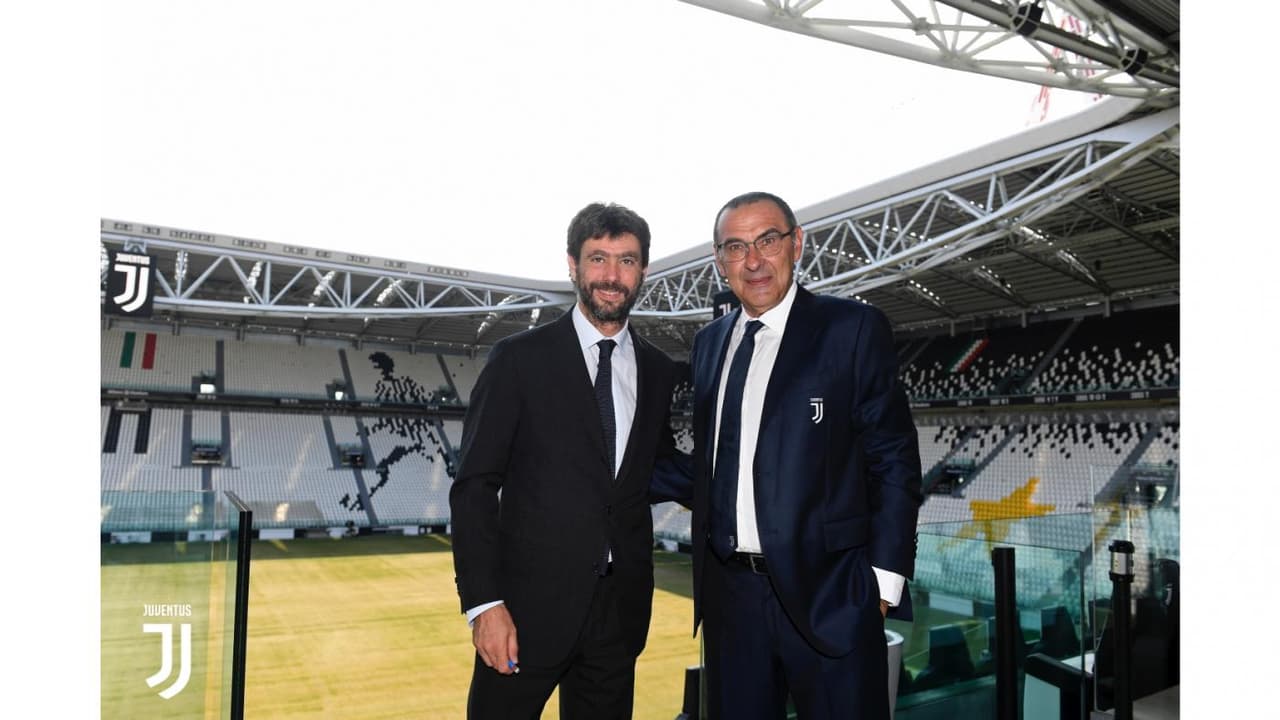 Y posó con el escenario deportivo de fondo desde uno de los palcos, justo antes de entrar a la sala principal de conferencias.