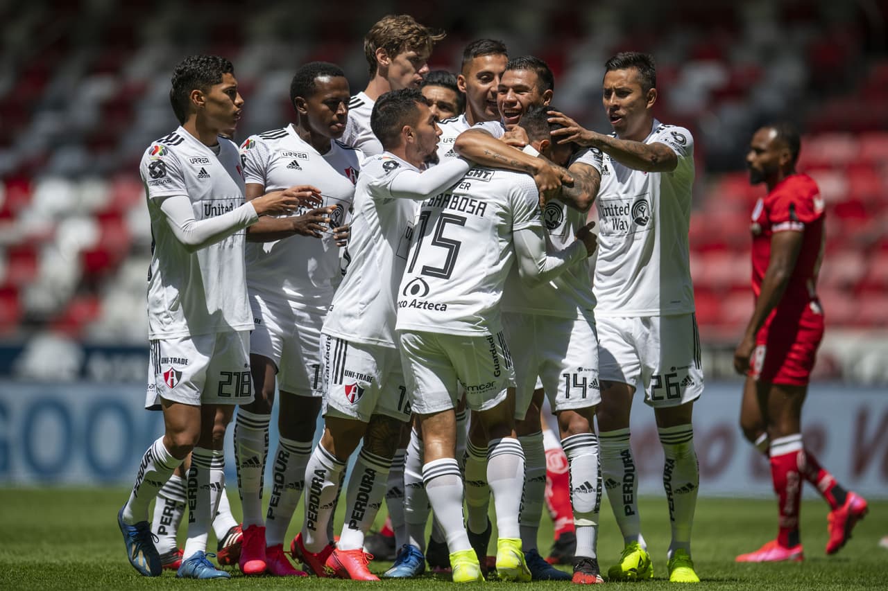 William da Silva está sobre la jugada, tiene buena ofensiva y buen tiro de larga distancia.