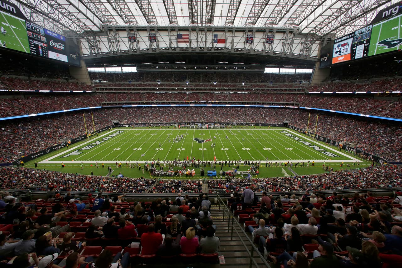 El NRG Stadium, donde México enfrentará a Costa Rica por Cuartos de Final de Copa Oro, es un escenario que es casa de los Houston Texans en la NFL, con capacidad para 73 mil espectadores e inaugurado en 2002. Una sede espectacular.