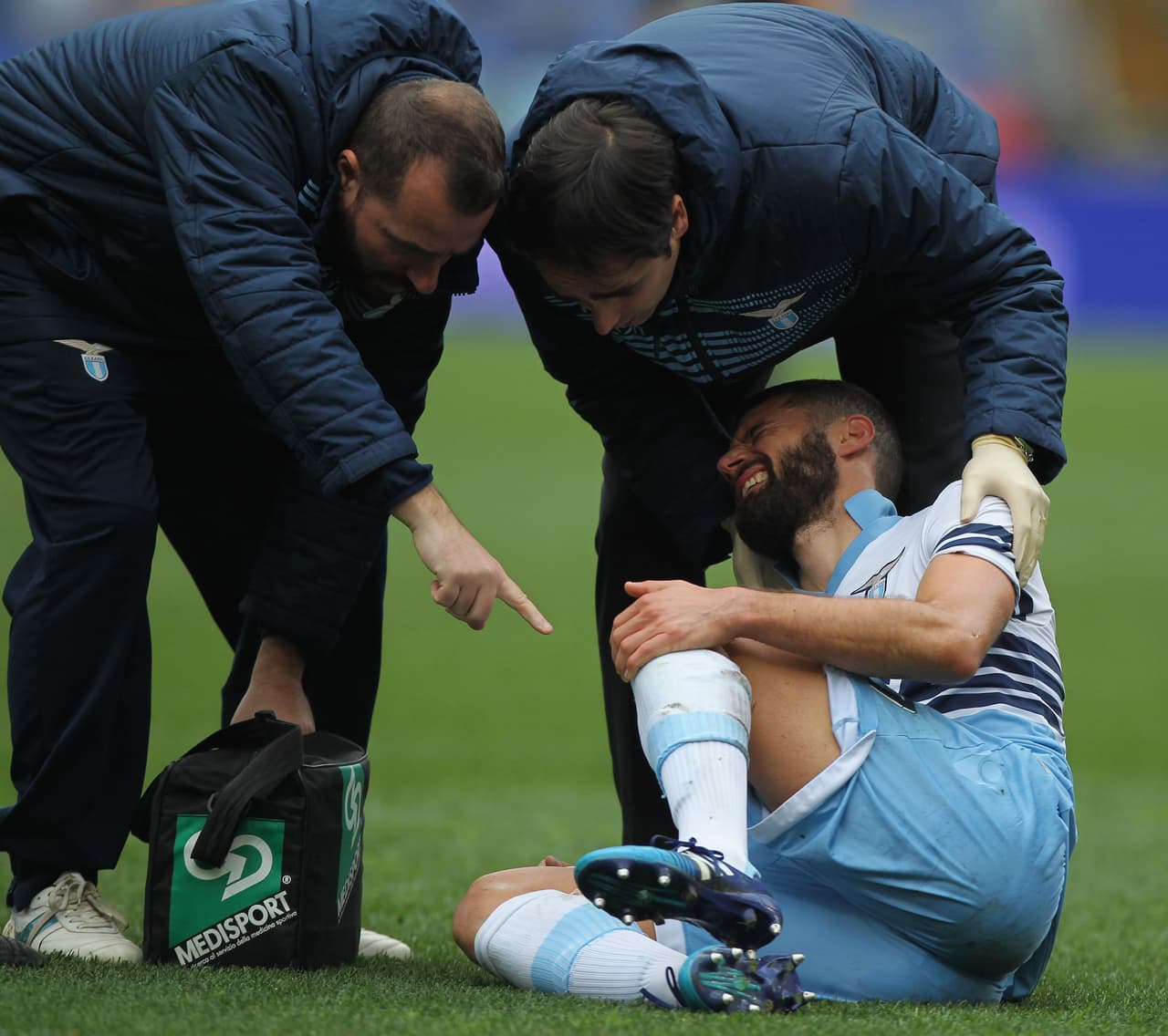 El jugador se golpeó la rodilla al tratar de celebrar y debido a ese impacto no pudo terminar el partido.