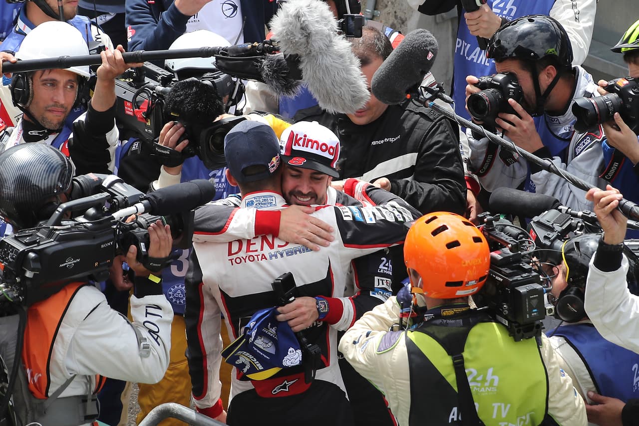 El español Fernando Alonso, que ganó de nuevo a bordo del Toyota TS050 Hybrid las 24 Horas de Le Mans, capturó en el circuito de La Sarthe el cuarto título mundial de su carrera deportiva.