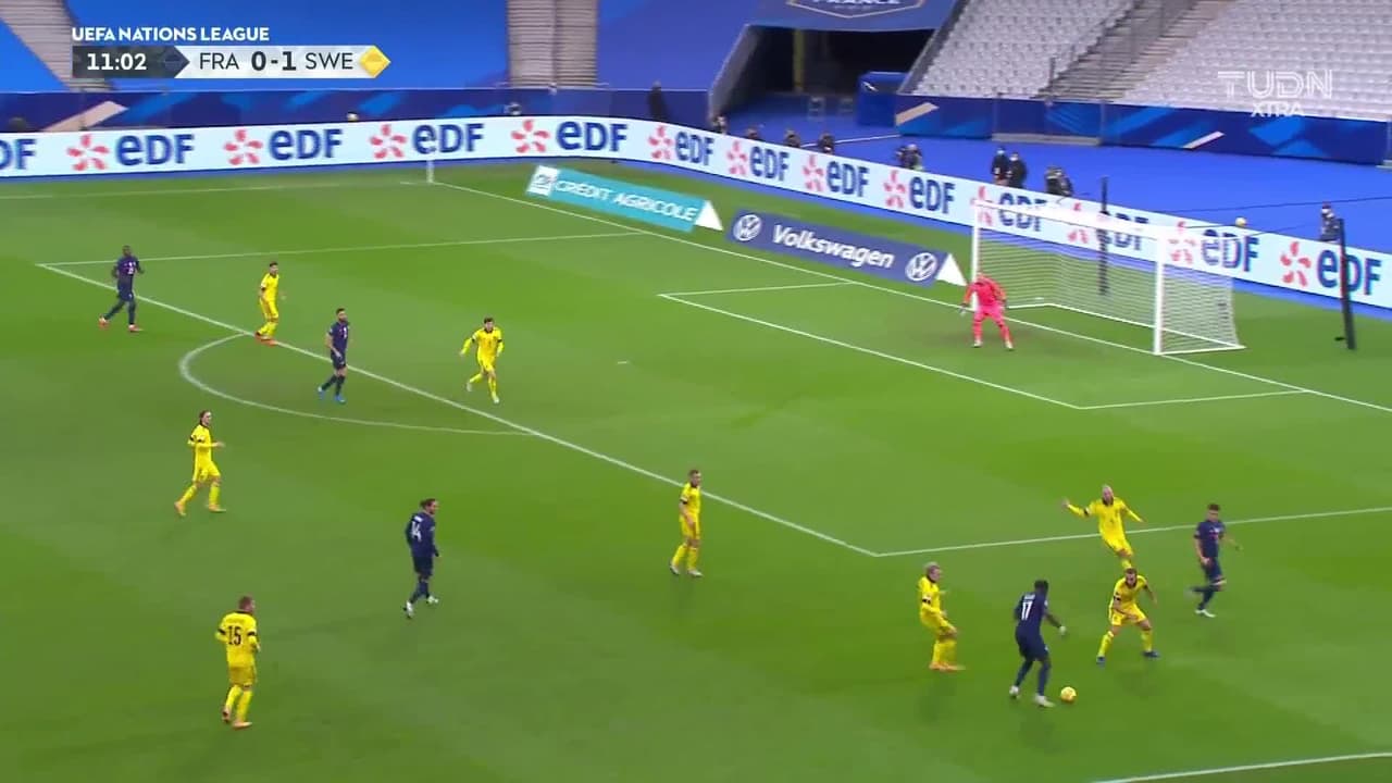 ¡TIRO ATAJADO! disparo por Olivier Giroud.