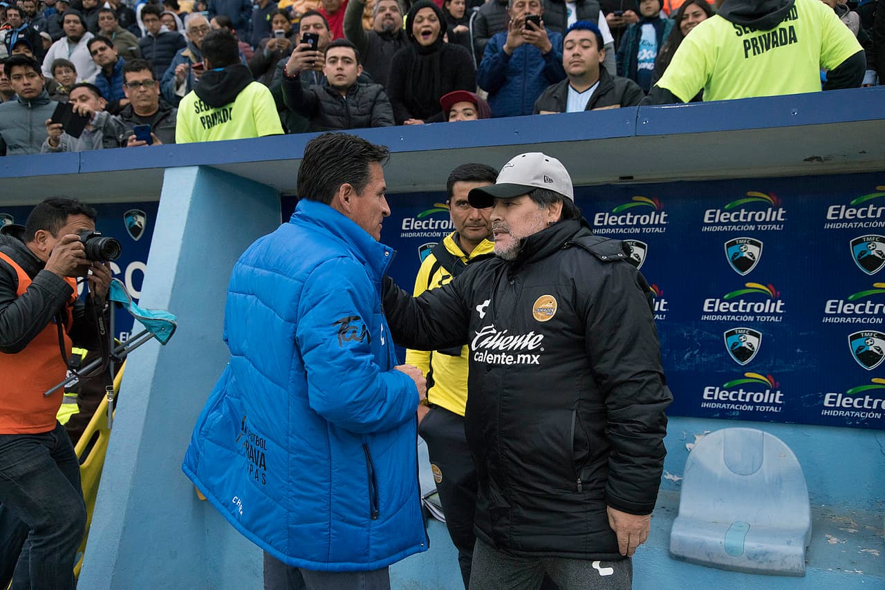 La antesala del partido en Tamaulipas tuvo como protagonista a Diego Maradona (derecha), técnico de Dorados de Sinaloa.