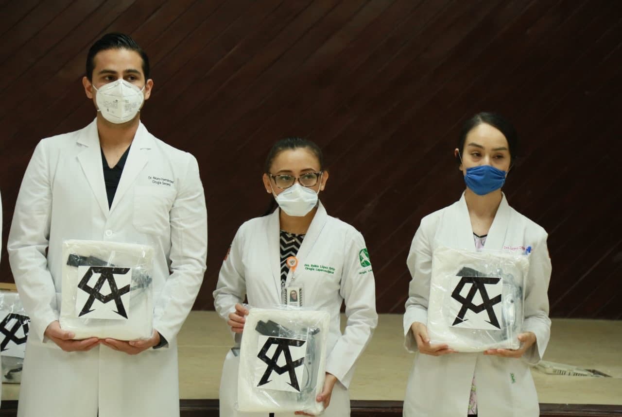 Los insumos fueron enviados en camión al hospital, donde el personal se encargó de descargarlos y repartirlos a trabajadores del hospital.