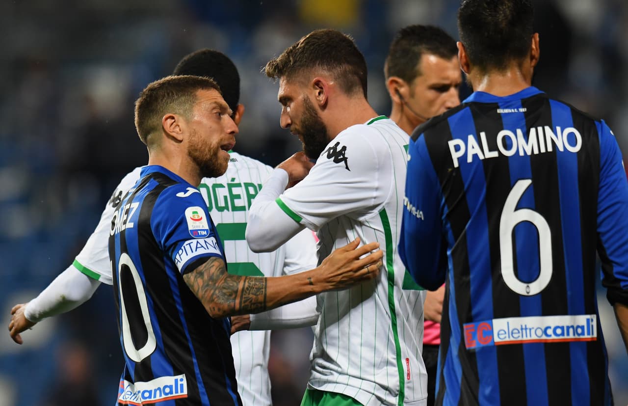 El argentino Alejandro 'Papu' Gómez (izquierda) anotó el 2-1 al minuto 53', y posteriormente tuvo un conato de bronca con Domenico Berardi del Sassuolo.