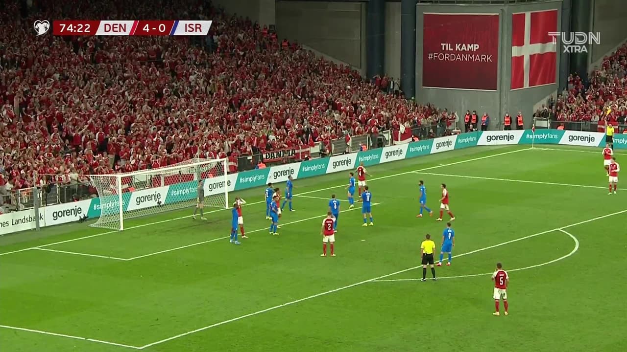 ¡TIRO ATAJADO! disparo por Simon Kjaer.