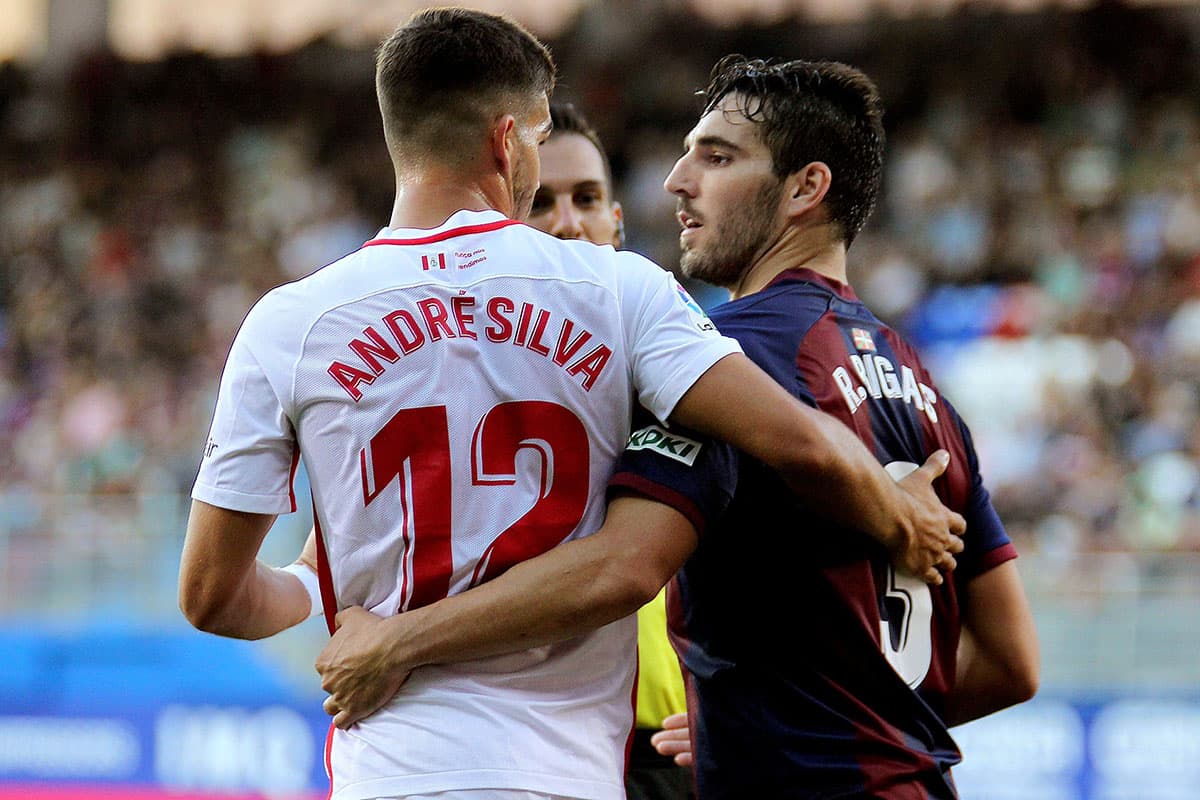Al final, el Sevilla ganó 3-1 al Eibar y suma 13 unidades en la Liga Española. En la foto, el delantero portugués del Sevilla André Silva (izquierda) y el defensa del Eibar, Pedro Bigas (derecha).